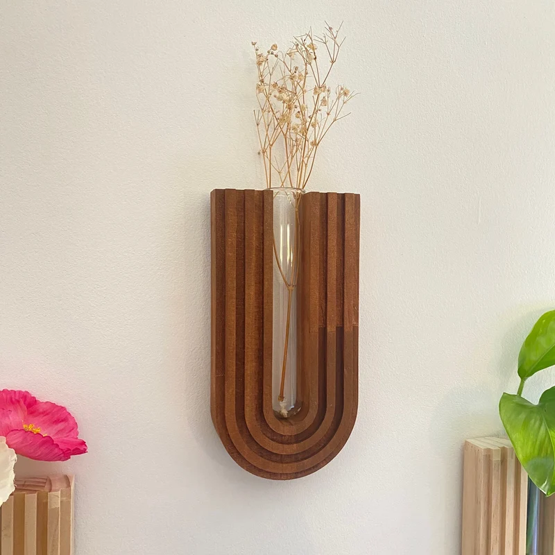 Elegant vægmonteret planteholder i træ med aftagelig vase