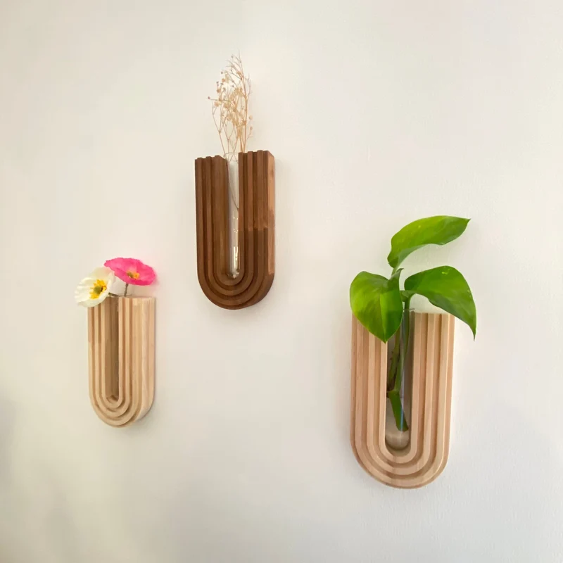Elegant vægmonteret planteholder i træ med aftagelig vase