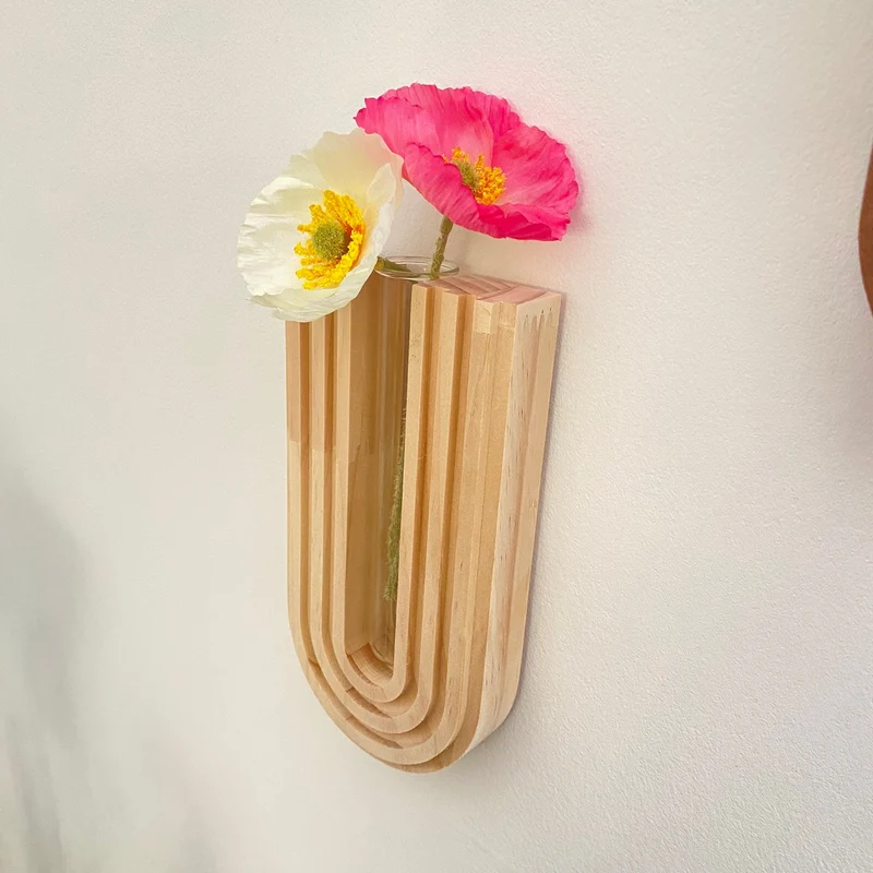 Elegant vægmonteret planteholder i træ med aftagelig vase