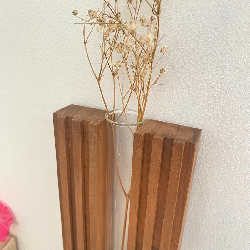 Elegant vægmonteret planteholder i træ med aftagelig vase