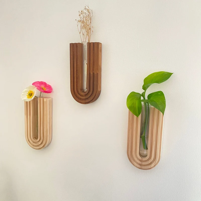 Elegant vægmonteret planteholder i træ med aftagelig vase