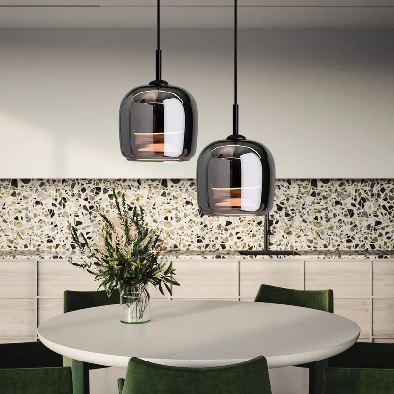 Elegant Sort Glaspendel – Skandinavisk Design til Dit Hjem