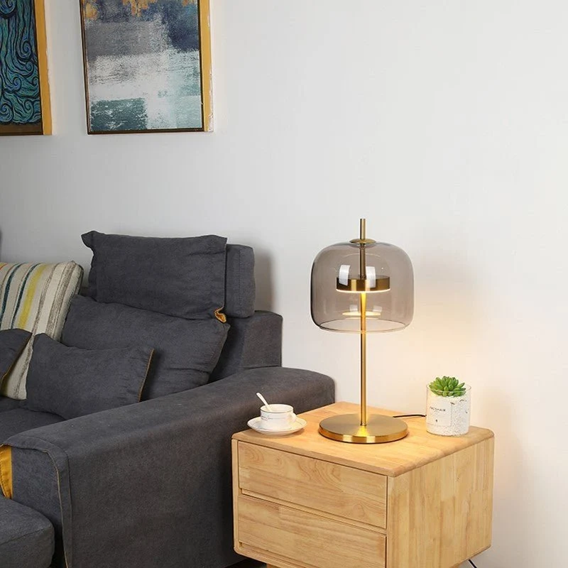 Stilfuld bordlampe med varmt lys til hyggelig atmosfære