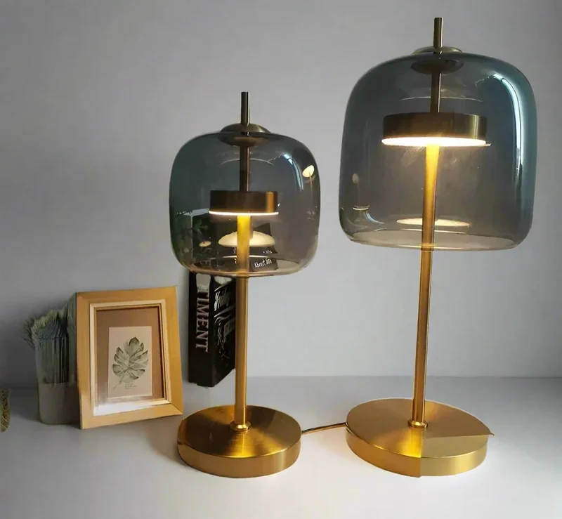 Stilfuld bordlampe med varmt lys til hyggelig atmosfære