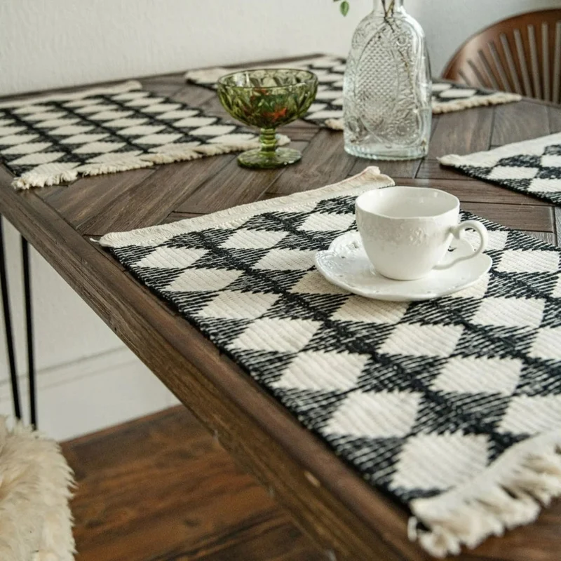 Elegant Bordløber med Kvaster – Skab Stilfulde Spiseoplevelser