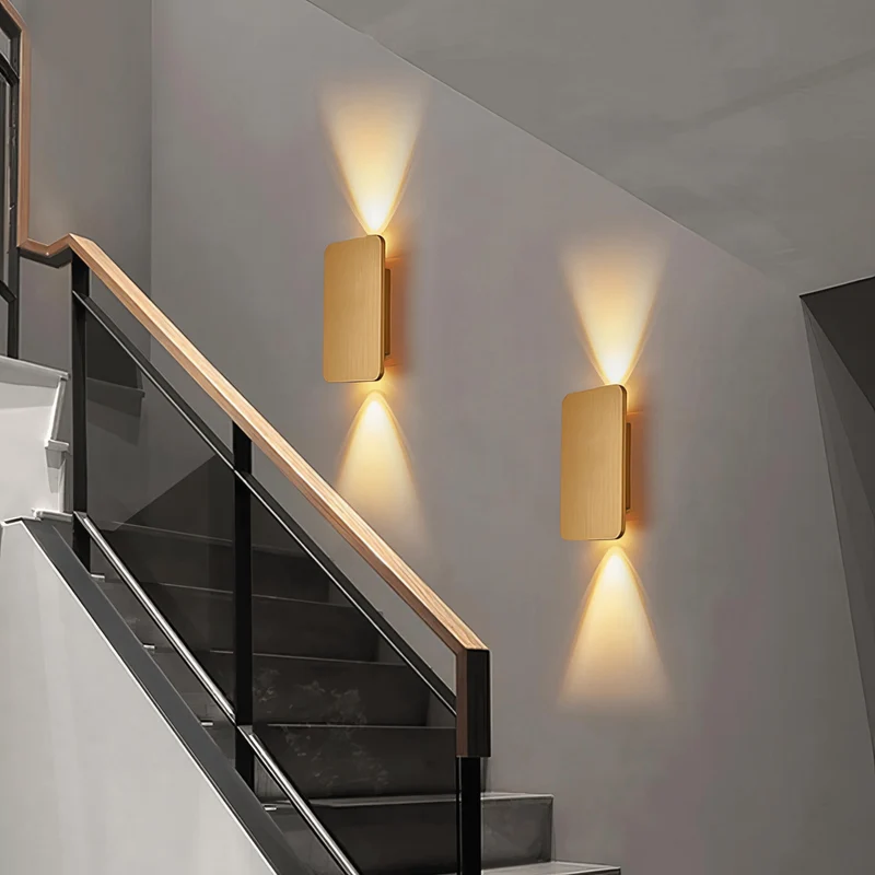 Stilfuld LED-væglampe i træ med justerbart lysdesign