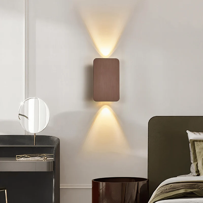 Stilfuld LED-væglampe i træ med justerbart lysdesign