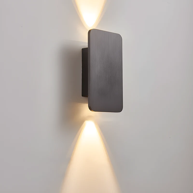 Stilfuld LED-væglampe i træ med justerbart lysdesign