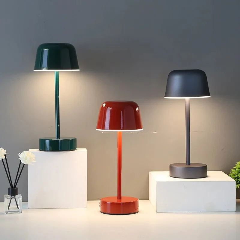 Genopladelig Farverig Bordlampe med Trådløst Design