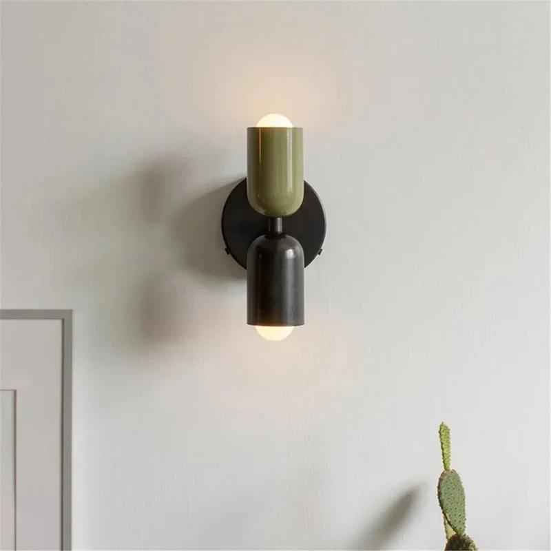 Moderne væglampe med dobbelt lys og stilrent design