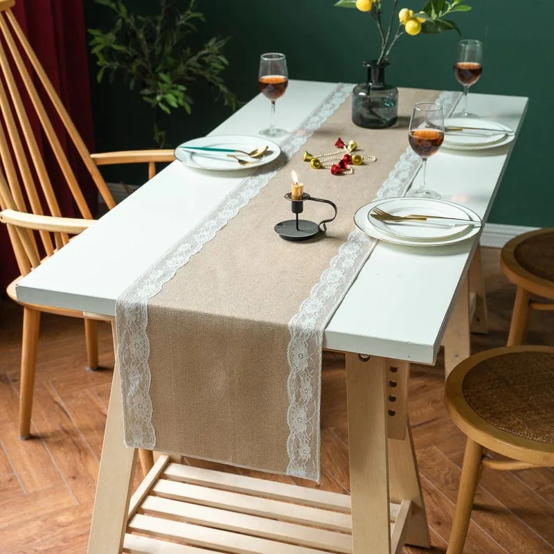 Stilfuld Bordløber med Smukke Blomsterspidser til Festlige Lejligheder