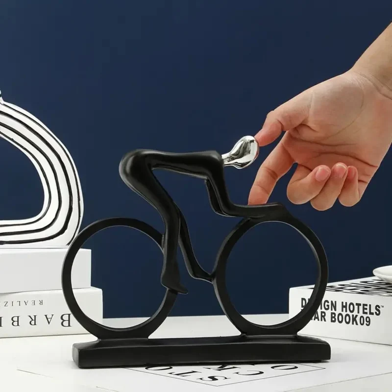 Elegant Cykelrytter Skulptur i Harpiks - Tilføj Stil og Passion