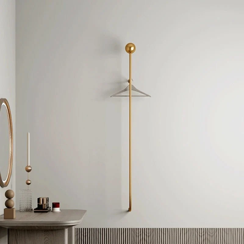 Elegant vægmonteret tøjstativ i guld til entré og soveværelse