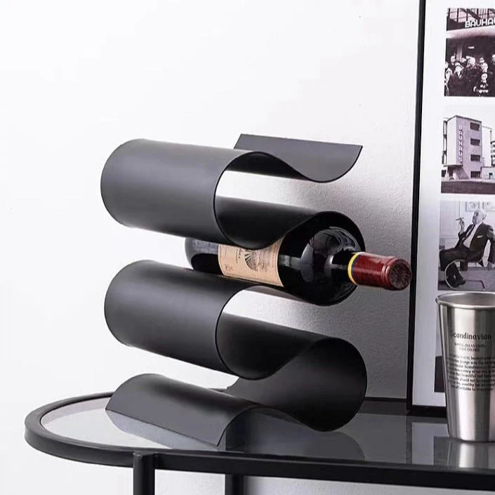 Elegant Vinreol i Metal med Pladsbesparende S-Design