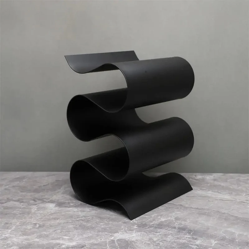 Elegant Vinreol i Metal med Pladsbesparende S-Design