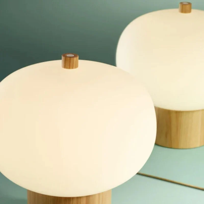 Elegant LED Bordlampe med Træbase - Perfekt til Moderne Indretning