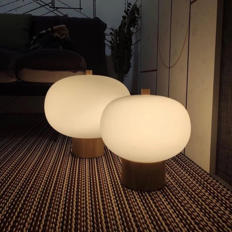 Elegant LED Bordlampe med Træbase - Perfekt til Moderne Indretning