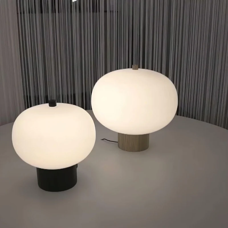 Elegant LED Bordlampe med Træbase - Perfekt til Moderne Indretning