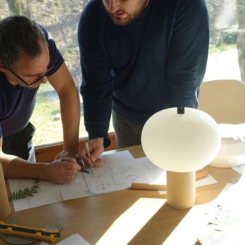 Elegant LED Bordlampe med Træbase - Perfekt til Moderne Indretning