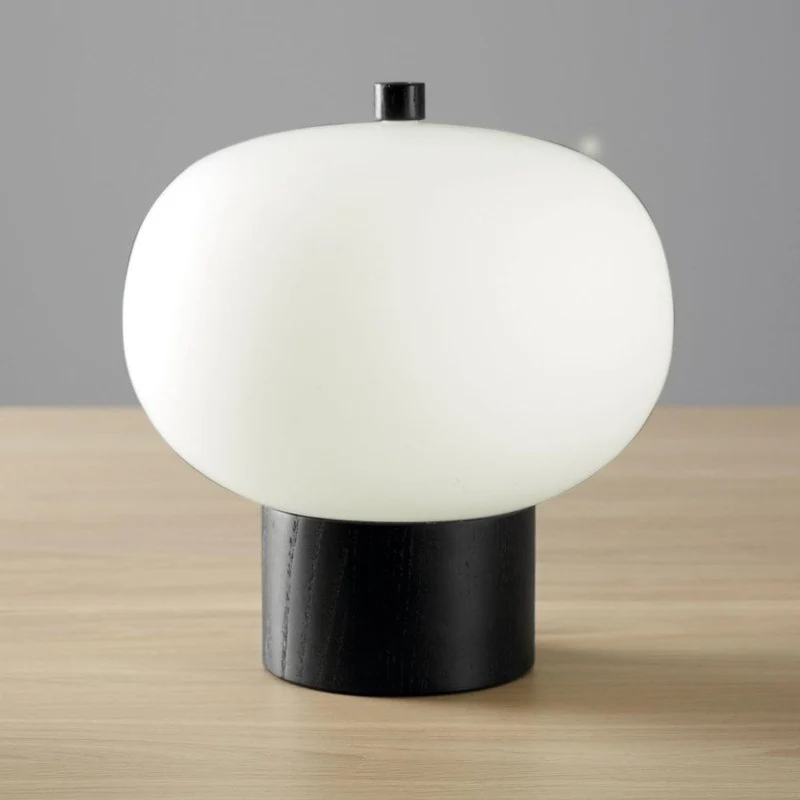 Elegant LED Bordlampe med Træbase - Perfekt til Moderne Indretning