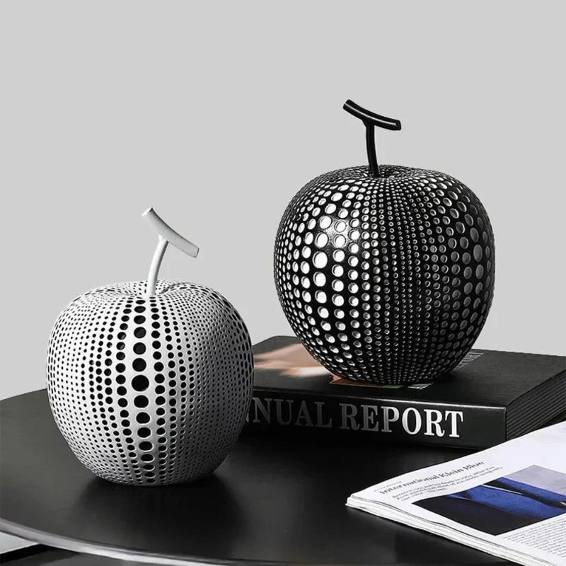 Moderne Harpiksæble Skulptur med Unikt Polka Dot Design