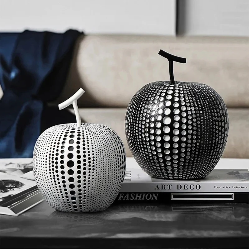 Moderne Harpiksæble Skulptur med Unikt Polka Dot Design