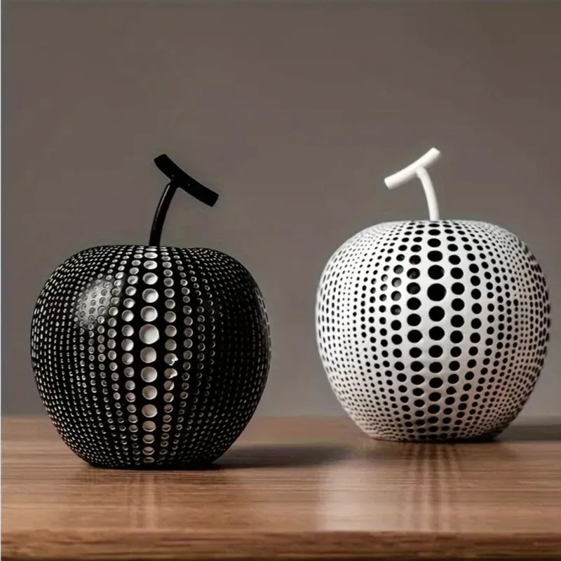 Moderne Harpiksæble Skulptur med Unikt Polka Dot Design