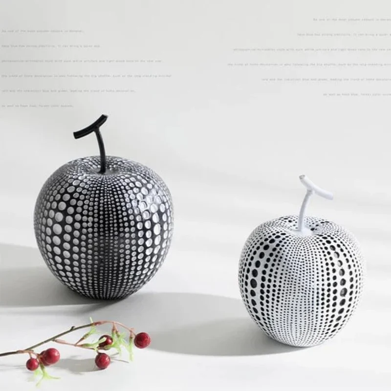 Moderne Harpiksæble Skulptur med Unikt Polka Dot Design
