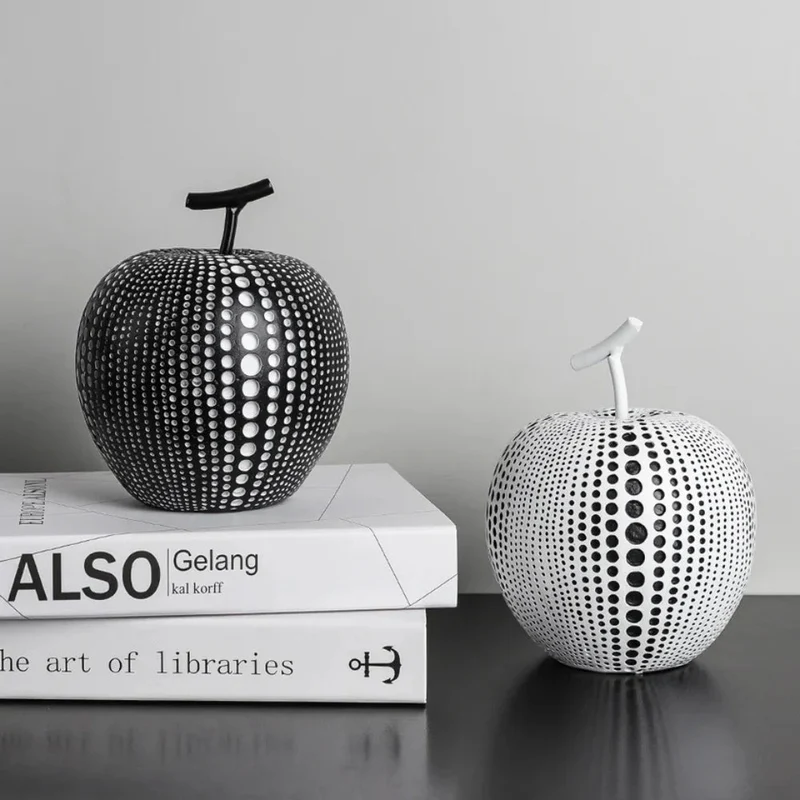 Moderne Harpiksæble Skulptur med Unikt Polka Dot Design
