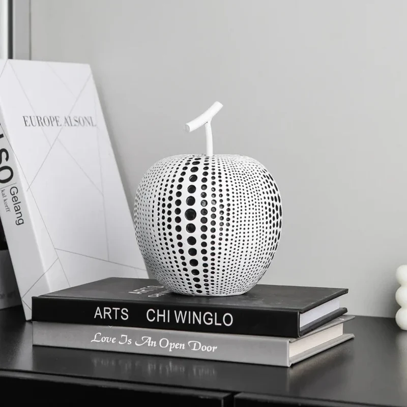 Moderne Harpiksæble Skulptur med Unikt Polka Dot Design
