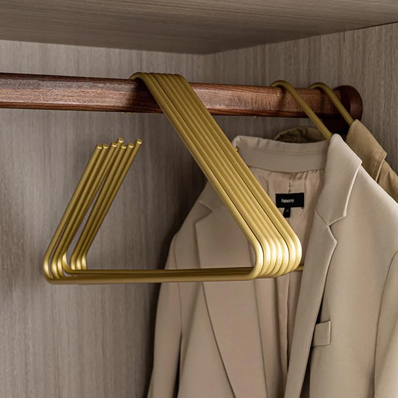 Stilfulde metalklædebøjler til perfekt organiseret garderobe