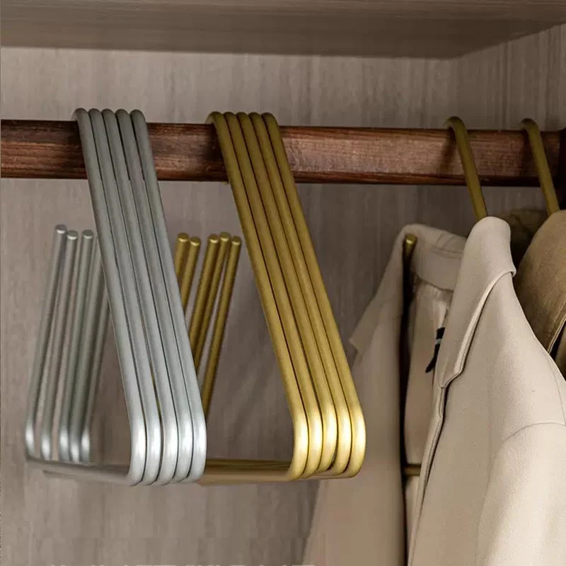 Stilfulde metalklædebøjler til perfekt organiseret garderobe