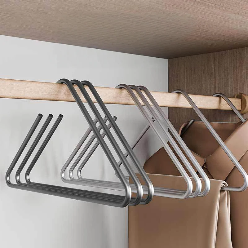 Stilfulde metalklædebøjler til perfekt organiseret garderobe