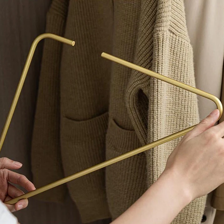 Stilfulde metalklædebøjler til perfekt organiseret garderobe