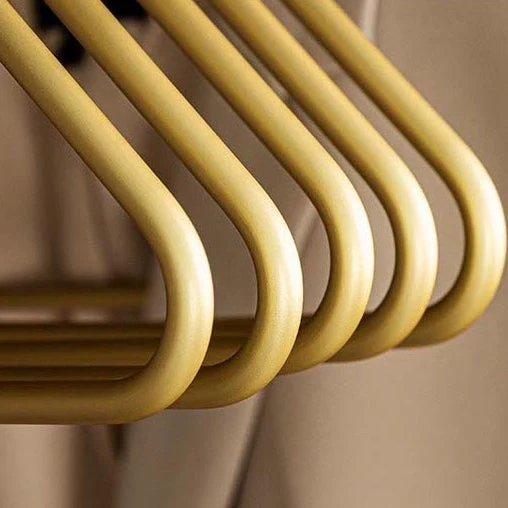 Stilfulde metalklædebøjler til perfekt organiseret garderobe
