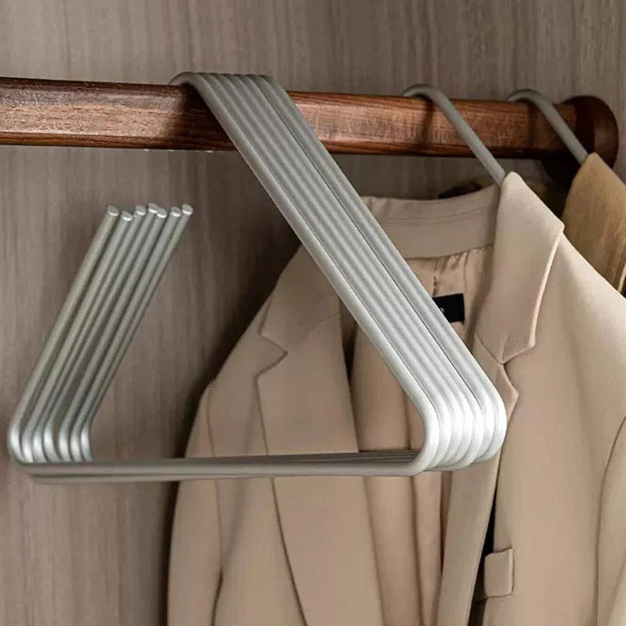 Stilfulde metalklædebøjler til perfekt organiseret garderobe