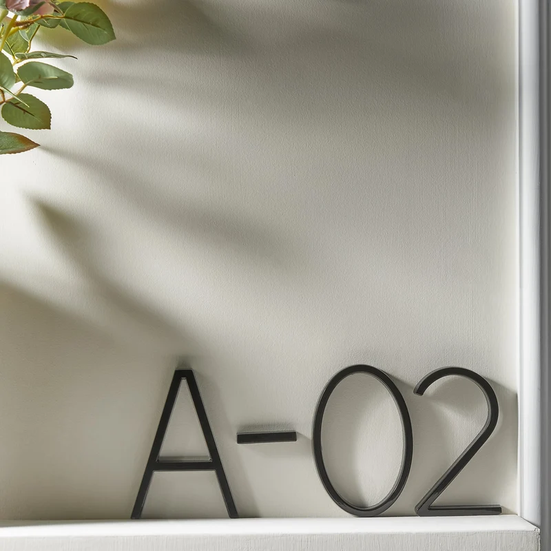 Moderne sorte husnumre i zink med flydende design