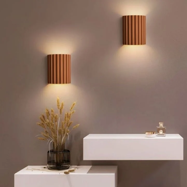 Elegant LED-væglampe med moderne design og nem montering