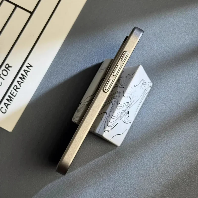 Titanium Cover til iPhone: Slankt Design med Stærk Beskyttelse