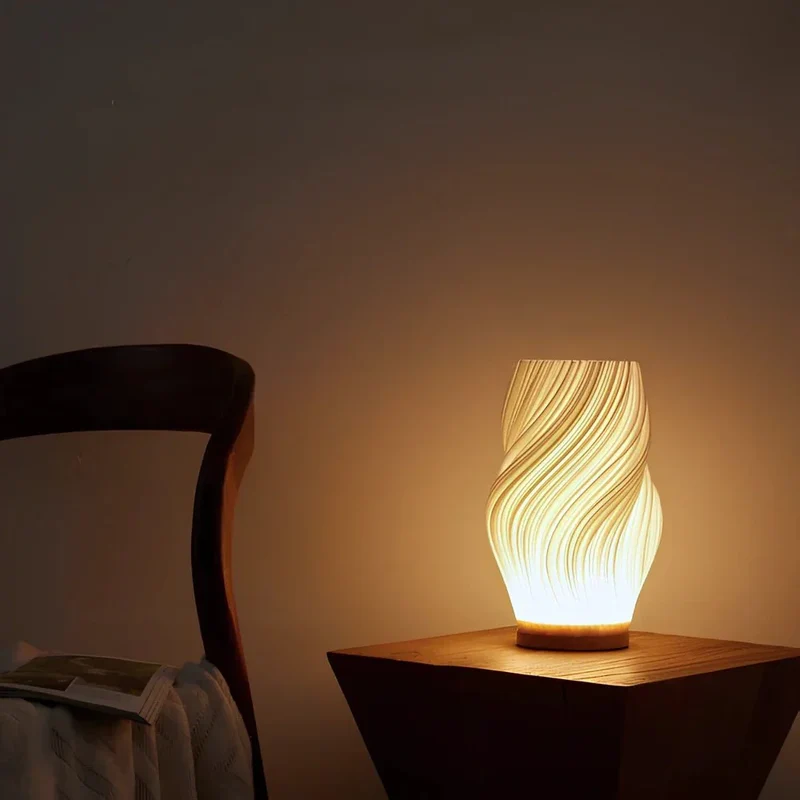 USB-drevet bordlampe med skulpturel skærm og dæmpbart lys