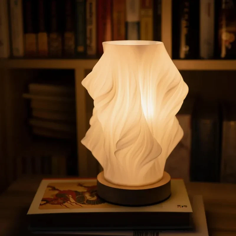 USB-drevet bordlampe med skulpturel skærm og dæmpbart lys