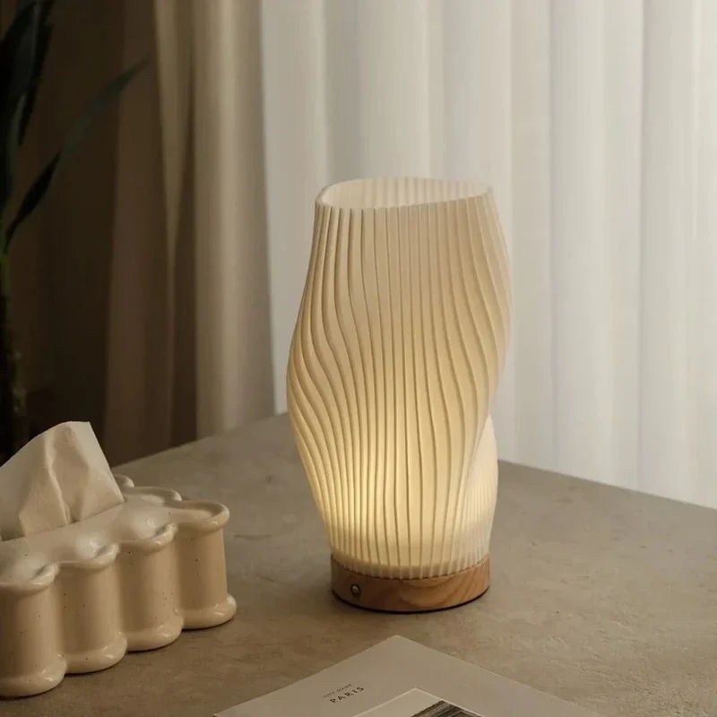 USB-drevet bordlampe med skulpturel skærm og dæmpbart lys