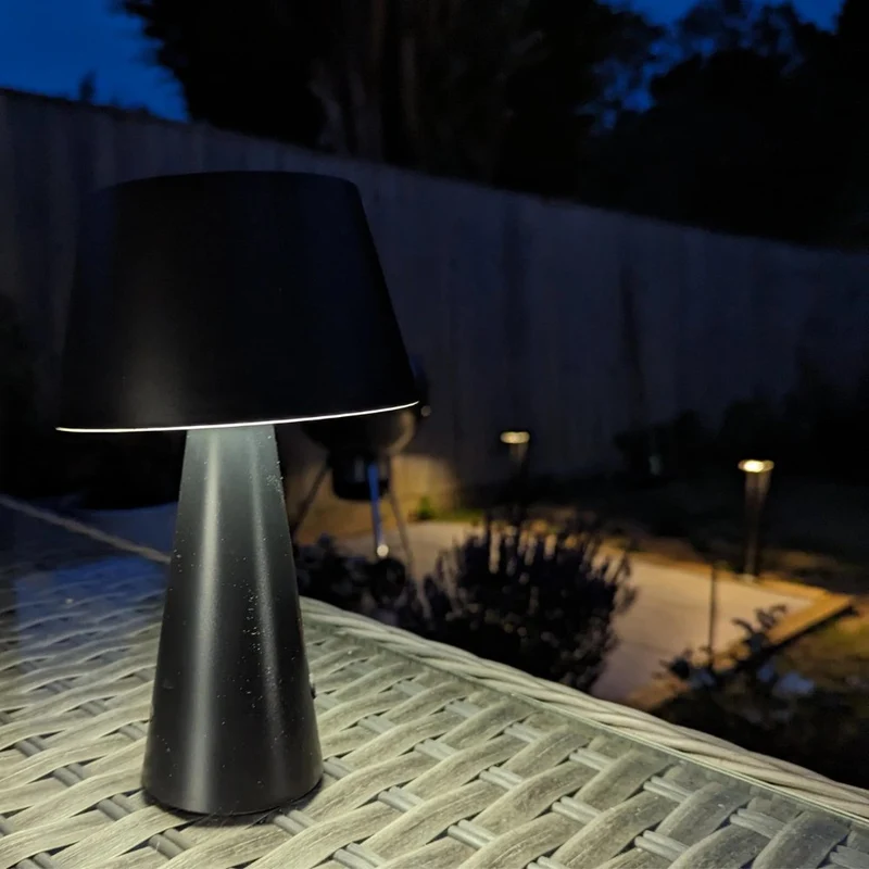 Elegant, trådløs bordlampe med justerbart LED-lys