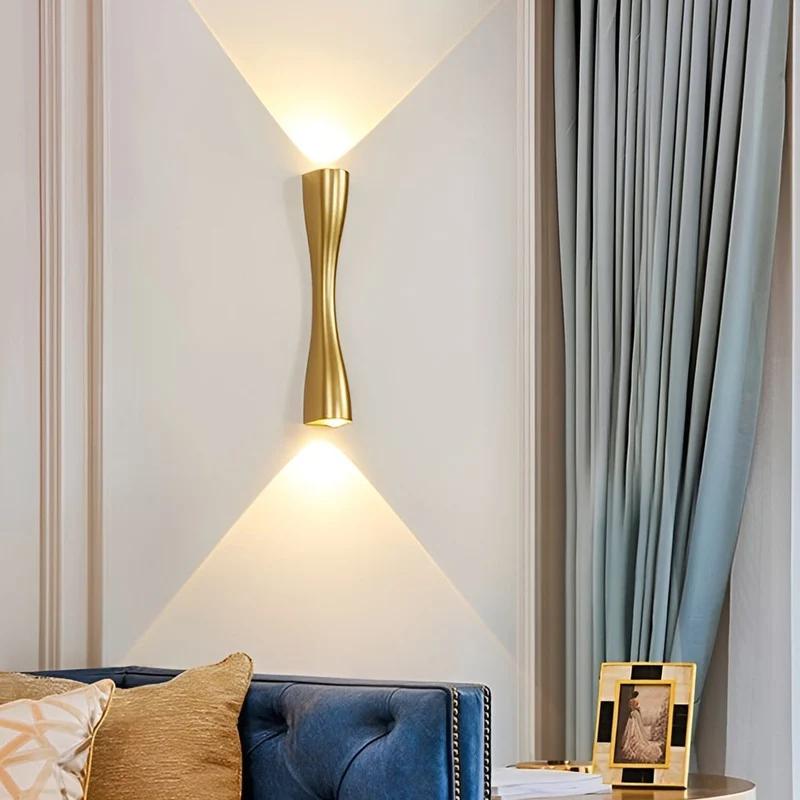 Eksklusiv LED-væglampe med elegant metalfinish