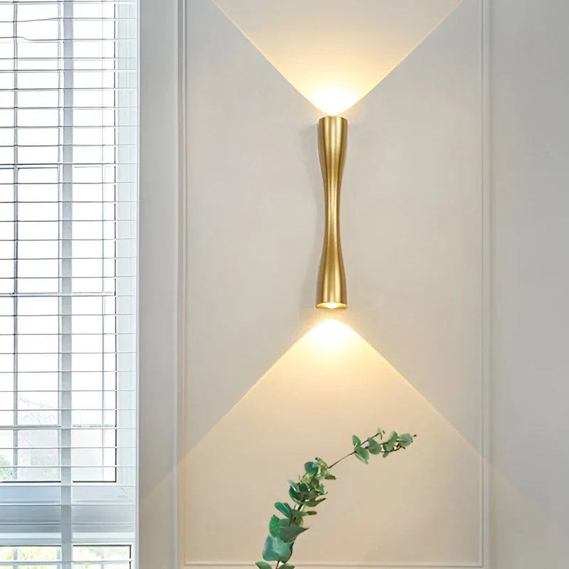 Eksklusiv LED-væglampe med elegant metalfinish