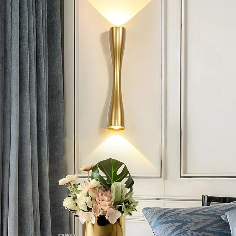 Eksklusiv LED-væglampe med elegant metalfinish
