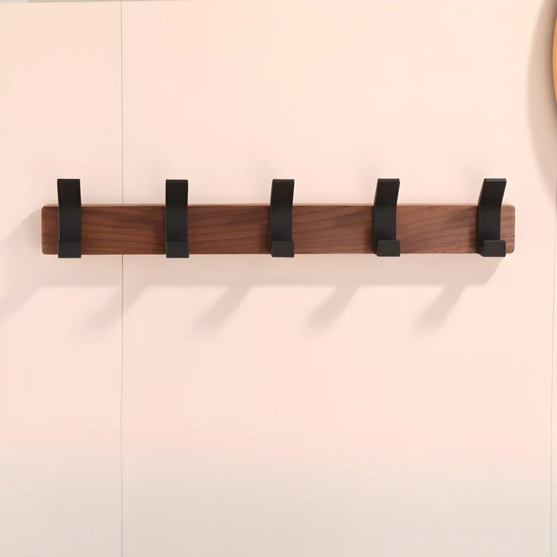 Elegant Vægophæng i Moderne Design med Justerbare Kroge