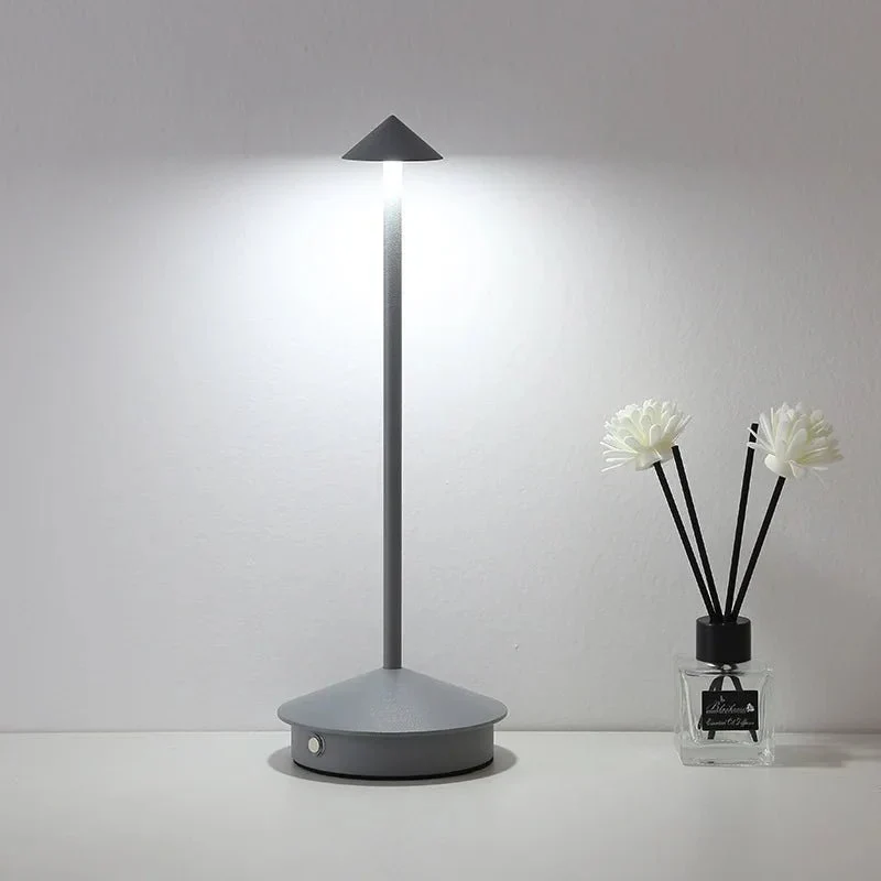Elegant USB-bordlampe med berøringsfunktion og dæmpbart lys