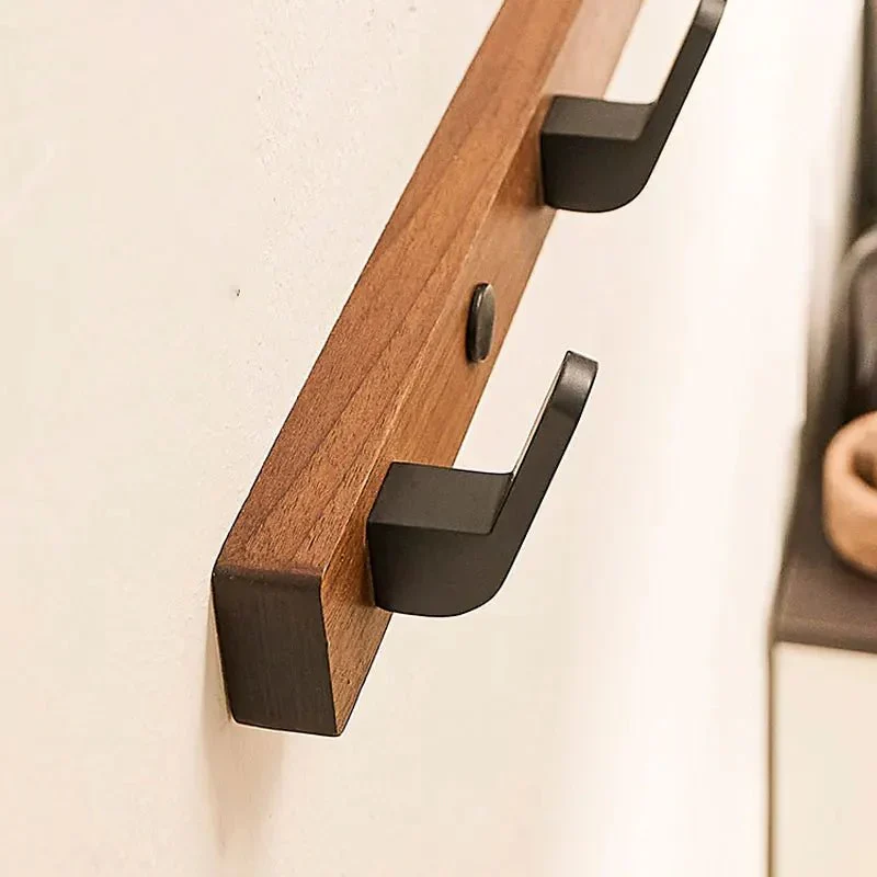Elegant sort vægkrog i træ - pladsbesparende design