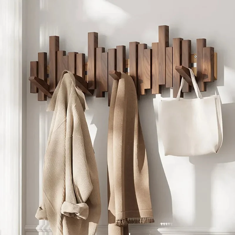 Elegant Trægarderobe med Fleksible Magnethager